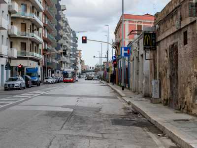 Da qui in poi, sino all�incrocio con via Amendola, via Oberdan cambia un po� aspetto, almeno sulla sinistra dove dominano palazzi moderni ed esercizi commerciali
